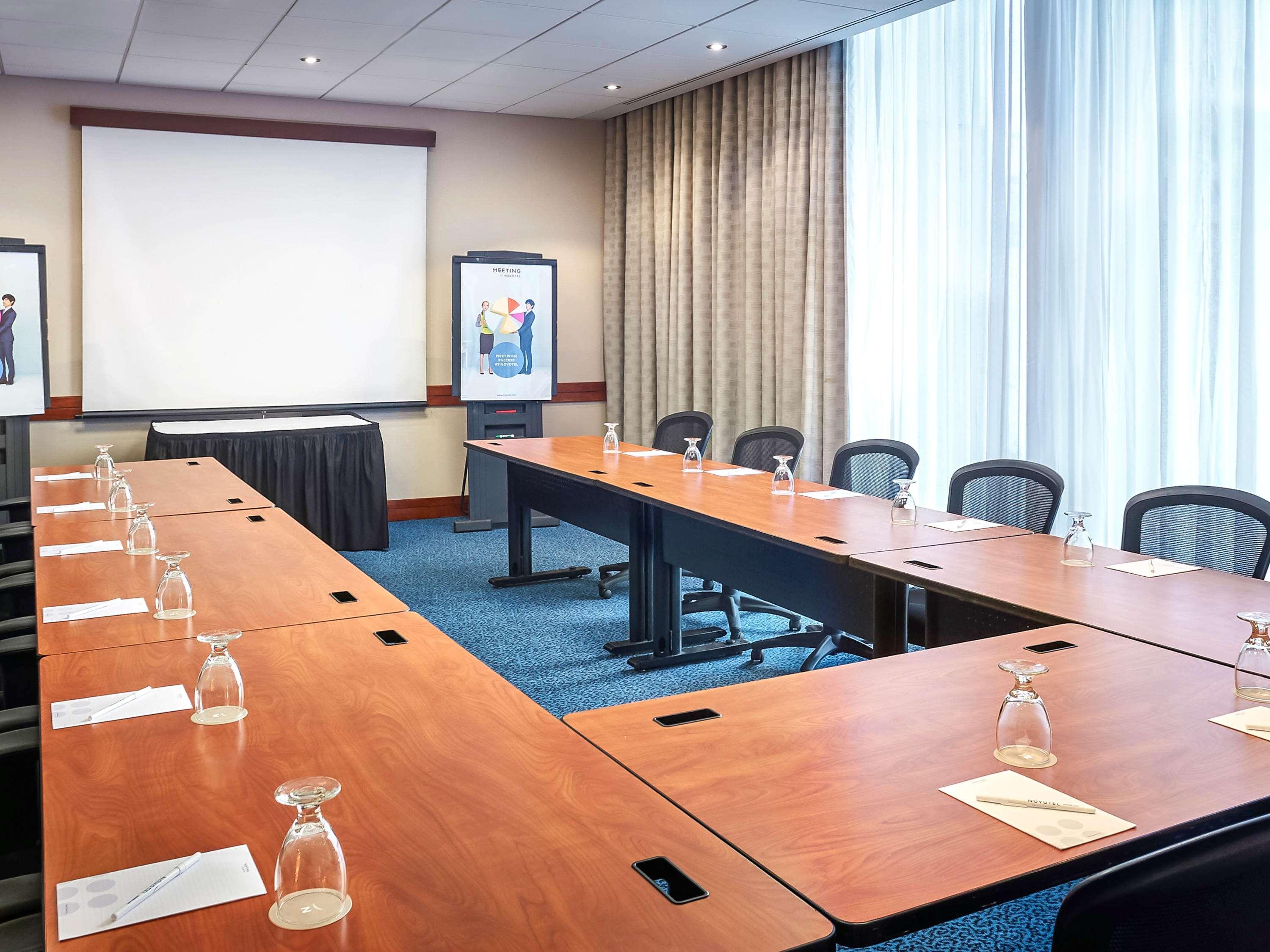 Novotel Toronto North York Екстериор снимка